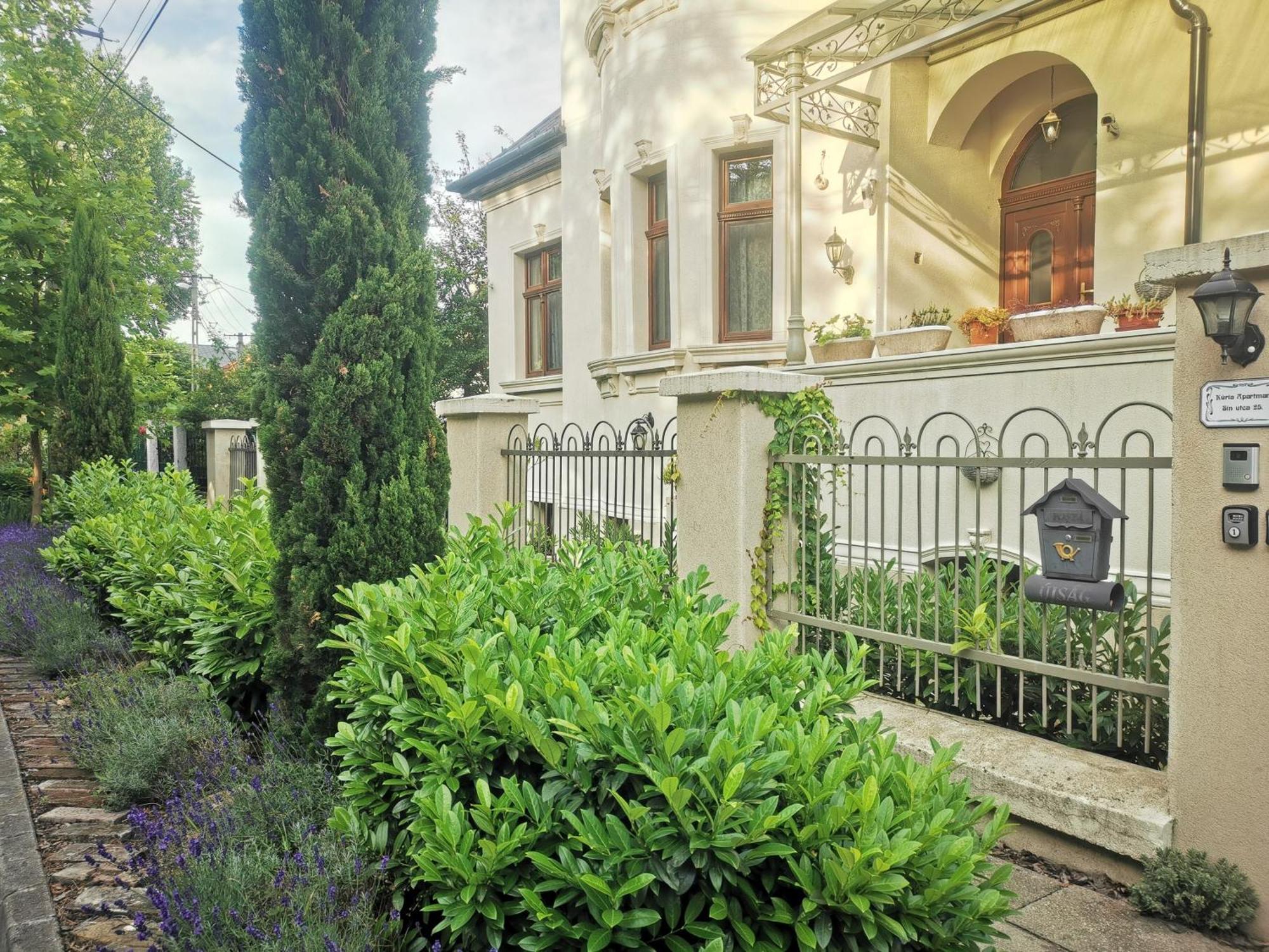 Kuria Apartman Budapest With Free Parking Bagian luar foto