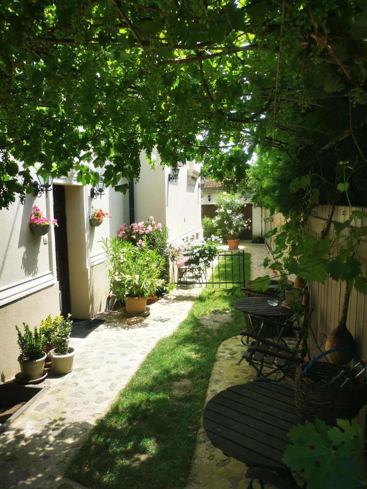 Kuria Apartman Budapest With Free Parking Bagian luar foto